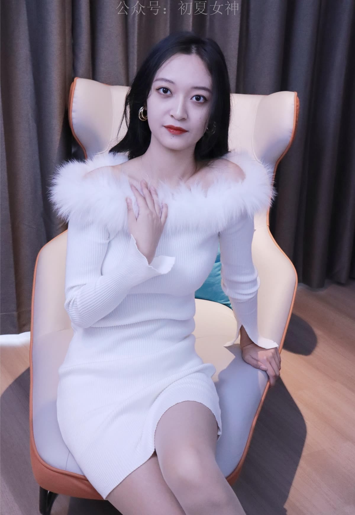 初夏女神_依依_2022款白色毛领连衣裙搭白色短靴_0097