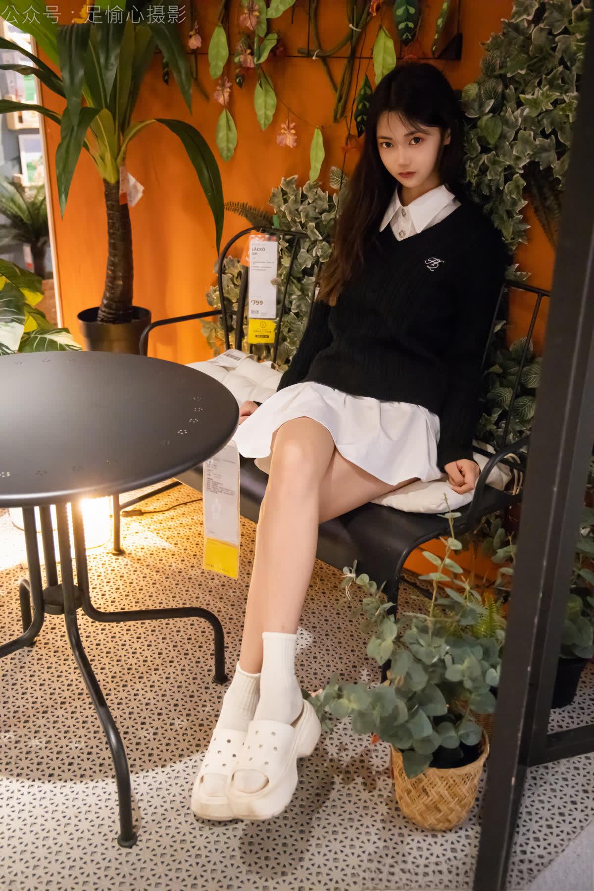 足愉心_NO.013_鹿鹿（搭配：黑色毛衣、白色短裙、洞洞鞋、白色棉袜、裸足）_0003 - 副本