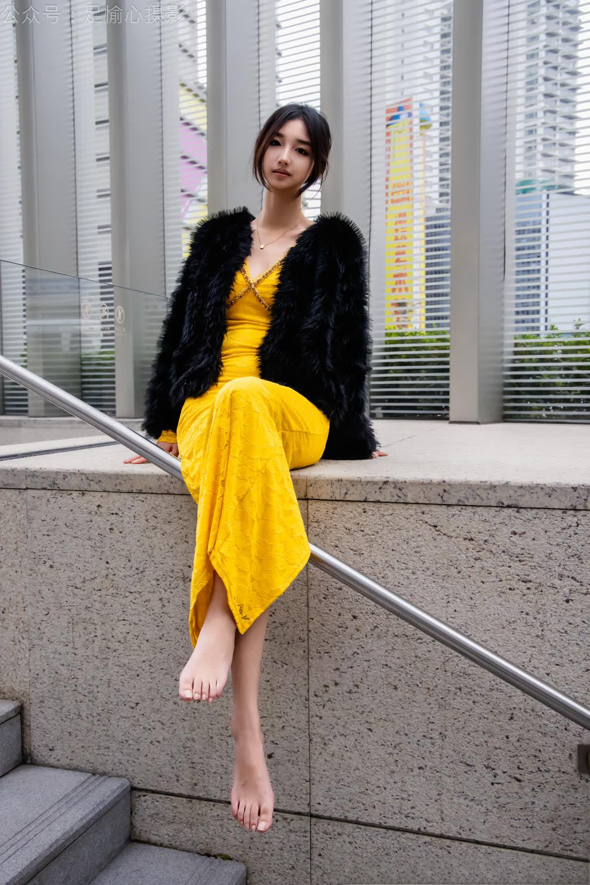 足愉心_NO.010_星朵（搭配：黑色毛衫、黄色连衣裙、绒毛拖鞋、白色棉袜、裸足）_0075 - 副本